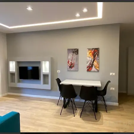 Modern In Center Apartment *